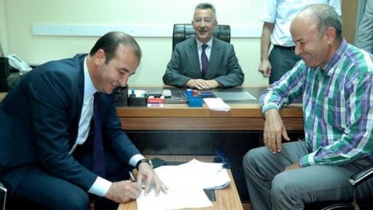 3 kişi antlaşma imzalıyor