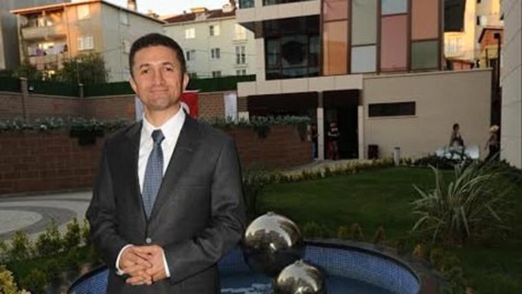 Bilent Dündar 216 Yapı'nın önünde