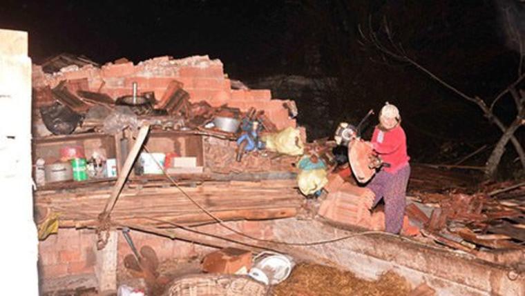 Muğla'da hortum bir evi yıktı