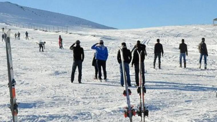 Karacadağ Kayak Merkezi'nde kayan insanlar