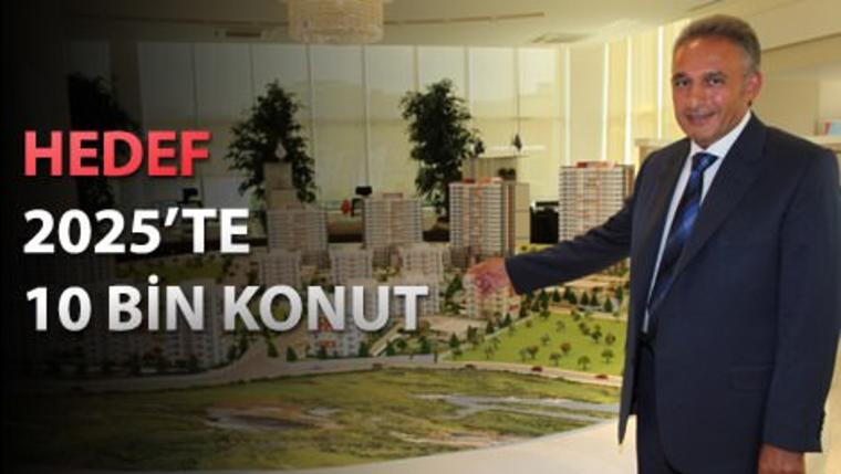 Vadişehir maketi önünde Yüksel Akgül