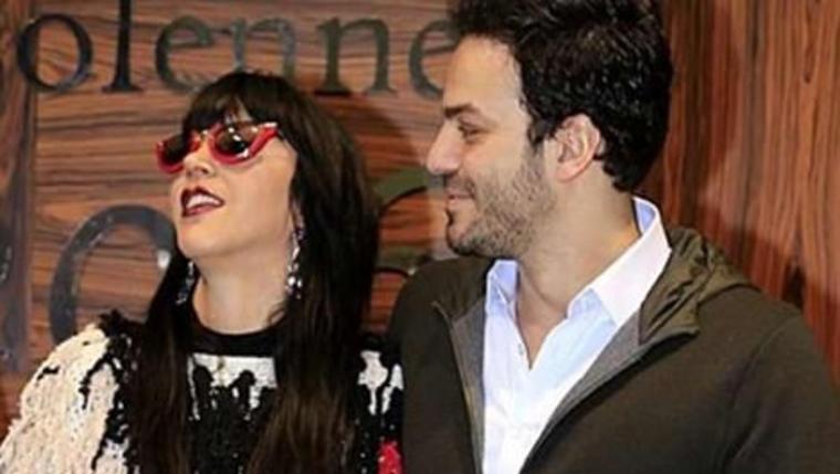 Hande Yener mobilya fuarında