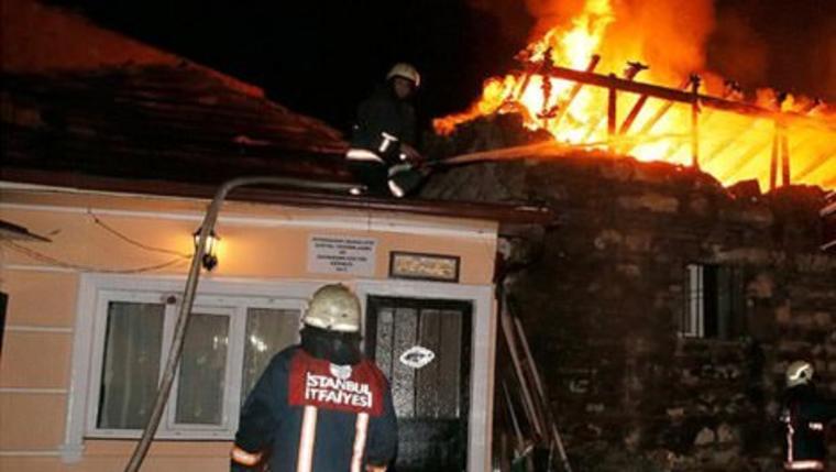 Fatih'te tarihi binada yangın