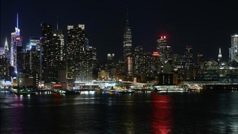 karanlığa bürünen empire state