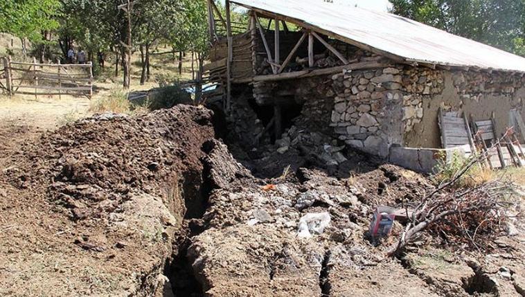 erzincadaki heyelanda kullanılamaz hale gele evler